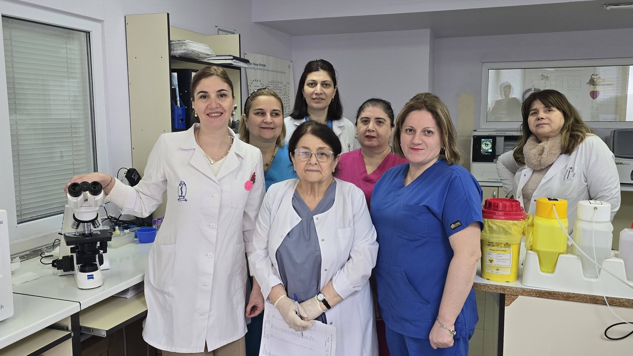 თსსუ-ის პირველ საუნივერსიტეტო კლინიკის ლაბორატორიას უახლესი თაობის მიკროსკოპი საჩუქრად გადაეცა